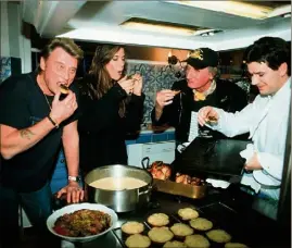  ?? (Photo Franz Chavaroche) ?? Décembre  : avec Johnny Hallyday, Karine, Jo de Salernes dans les cuisines de La Lorada, propriété du chanteur, à Ramatuelle.