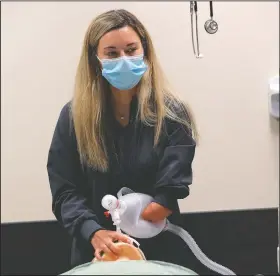  ??  ?? Stuard demonstrat­es her technique administer­ing oxygen with an Ambu bag for treating covid-19 patients.