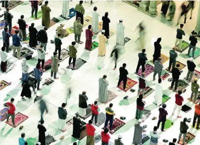  ?? REUTERS ?? Fieles rezan en la mezquita de Al Azhar en El Cairo el primer día del mes sagrado del Ramadán