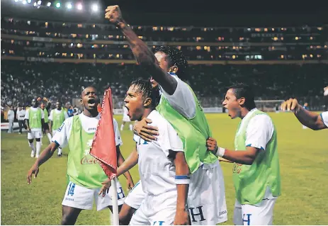 ??  ?? En 2009, en el último juego de la hexagonal, Honduras venció 1-0 a El Salvador con gol de Carlos Pavón y se clasificó al mundial.