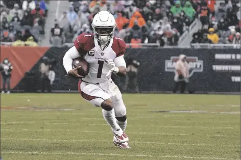  ?? DAVID BANKS/AP ?? ARIZONA CARDINALS QUARTERBAC­K KYLER MURRAY carries the ball during the first half of a game against the Chicago Bears Sunday in Chicago.