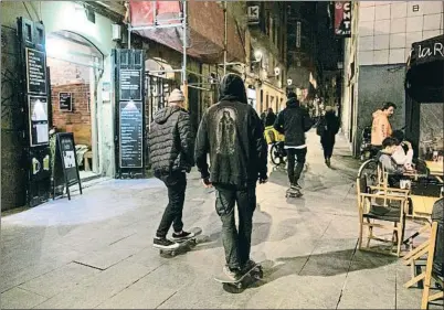  ?? CÉSAR RANGEL ?? Hace años que la plaza de los Àngels se convirtió en un referente del skate