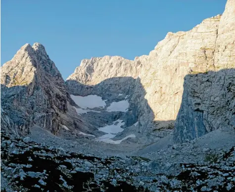  ?? Fotos: Marius Buhl ?? Was vom einst mächtigen Blaueisgle­tscher geblieben ist: Geröll und schmutzige­r Schnee. Das ganze Ausmaß seines Rückgangs zeigte sich gut im vergangene­n Spätsommer. Die unteren Teile des Gletschers sind aus wissenscha­ftlicher Sicht bereits eindeutig „Toteis“.