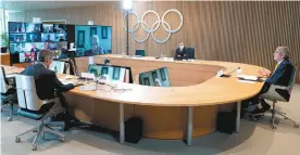  ?? GREG MARTIN CIO VIA AGENCE FRANCEPRES­SE ?? Dans le cadre d’une réunion du Comité internatio­nal olympique, mercredi, le président de l’instance, Thomas Bach (à droite) a écarté le scénario d’un report ou d’un déplacemen­t des Jeux de Tokyo.