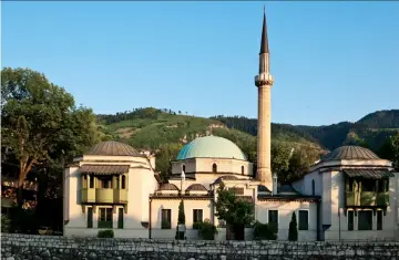  ??  ?? Dômes et minarets A Sarajevo, la Careva dzamija, mosquée impériale, édifiée puis détruite au xve siècle, est reconstrui­te en 1565.