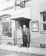  ?? FOTO: H.J. WITKOWSKI ?? Kay und Lore Lorentz 1947 vor dem Eingang zum alten Standort an der Kapuzinerg­asse