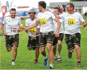  ??  ?? Von seinen Teamkamera­den mit Gerstensaf­t ins Ziel gelockt wurde der Schlussläu­fer des Teams Stammtisch Balzhausen, um dann noch eine Bierdusche zu bekommen.