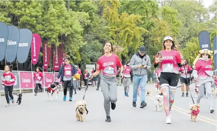  ?? ?? Algunas de las 1300 duplas que participar­on de la Dogrun en Palermo