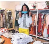  ?? FOTO: MARC INGEL ?? Auch Nathalie Flörke von der Boutique Mandalay setzt vorerst auf Mundschutz.