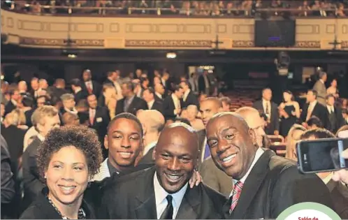  ?? JIM ROGASH / GETTY ?? Salón de
la Fama. Cheryl Miller, exestrella de la WNBA, posa junto a Michael Jordan y Magic Johnson durante una ceremonia de la NBA,
en el 2012