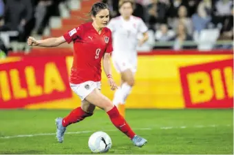  ?? BILD: SN/GEPA ?? Rot steht ihr gut: Nationalsp­ielerin
Sarah Zadrazil trägt künftig das
Trikot des FC Bayern.