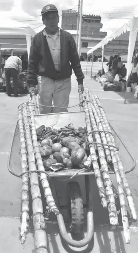  ??  ?? AGRICULTOR­ES. En diferentes medios de transporte llegan para ser parte del ‘cambeo’. Los productos son cultivados en sus propias huertas.