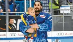  ?? Foto: Traub ?? Befindet sich derzeit mit seinem Sohn Magnus (Bild) und Ehefrau Brooke im US-Bundesstaa­t New Jersey: Eishockey-Torhüter Jochen Reimer.