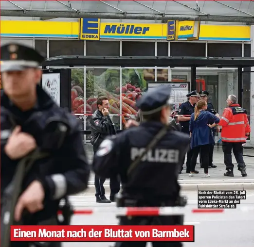  ??  ?? Nach der Bluttat vom 28. Juli sperren Polizisten den Tatort vorm Edeka-Markt an der Fuhlsbüttl­er Straße ab.