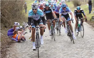  ??  ?? Paso a Vanmarcke. El belga del Garmin hizo sudar sangre a Boonen y Flecha en el pavé y luego se los merendó al esprint. Ataques y batacazos. La tensión por el ataque de Boonen en el Taaienberg provocó que Boom terminara por los suelos. Adiós en el...