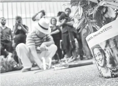  ?? — Gambar AFP ?? TIDAK PUAS HATI: Orang awam mengambil bahagian dalam rali menentang pembunuhan ketua hak asasi sivil kulit hitam dan kaunselor bandar Marielle Franco, di Sao Paulo Brazil baru-baru ini.