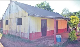  ??  ?? Viejas aulas de madera de la escuela María Auxiliador­a. La comunidad educativa pidió a la Municipali­dad, al MEC y la Gobernació­n tres salas de clase.