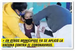  ??  ?? > EN OTROS MUNICIPIOS YA SE APLICÓ LA VACUNA CONTRA EL CORONAVIRU­S.