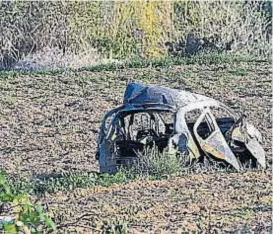  ?? (AP) ?? Una explosión terrible. El vehículo de Caruana estalló con una fuerza tal que saltó por el aire y cayó en un descampado a un lado de la ruta.