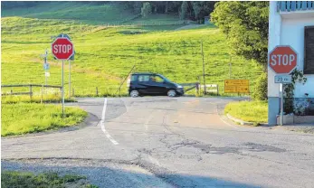  ?? FOTO: MELANIE KRÄUTER ?? Die Kreisstraß­e ist in einem schlechten Zustand, die Ein- und Ausfahrt ist schwer einzusehen und die Sichtweite­n sind zu gering. Deswegen soll die Trasse der K 8011 um ein Stück verlegt werden.