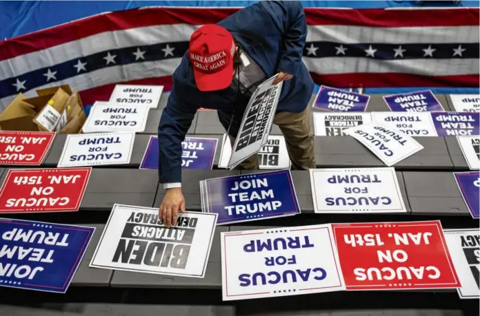  ?? JORDAN GALE/NYEW YORK TIMES ?? Signs for a Donald Trump campaign event in Cedar Rapids, Iowa, last month.