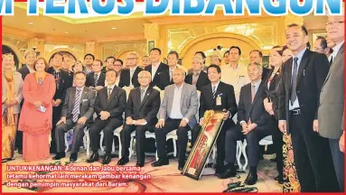  ??  ?? UNTUK KENANGAN: Adenan dan Jabu bersama tetamu kehormat lain merakam gambar kenangan dengan pemimpin masyarakat dari Baram.