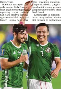  ??  ?? PIZARRO (kiri) dan Erick Torres meraikan kemenangan Mexico.