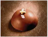  ??  ?? Com chocolate. Bombom da Bel Coelho