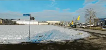  ?? Foto: Winfried Rein ?? An diesem Standort entlang des Eternitweg­es gegenüber dem Opel‰Autohaus Böttcher (rechts) soll am Südpark der neue Droge‰ riemarkt Müller entstehen.