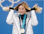  ??  ?? La campeona de snowboard, la angelina Chloe Kim, con su medalla... y su carisma.