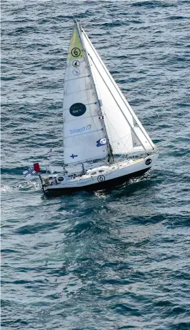  ?? GOMIS/LEHTIKUVA-AFP FOTO: VIIVI IKONEN, SEBASTIEN SALOM ?? ■ Tapio Lehtinens båt Asteria sjönk på bara minuter mitt ute på Indiska oceanen. Nu berättar han om förlisning­en och livet på fraktfarty­get som anlöper hamnen först om tre veckor.