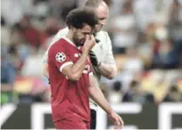  ?? AP ?? Mohamed Salah al momento de abandonar lloroso el estadio en el minuto 29 del partido entre el Liverpool y Real Madrid el sábado.