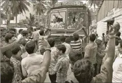  ?? KASHIF MASOOD/HT ?? Kannada activists attack a truck during a protest against the Tamil Nadu government and the Supreme Court verdict on the Cauvery water dispute, Bengaluru