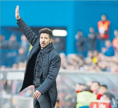  ?? FOTO: J.A. SIRVENT ?? Simeone, en el último Atlético-Barça en el Calderón El estado del césped del Wanda Matropolit­ano es una incógnita