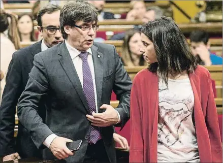  ?? QUIQUE GARCÍA / EFE ?? El presidente Carles Puigdemont y la líder de la oposición, Inés Arrimadas, saliendo ayer del hemiciclo