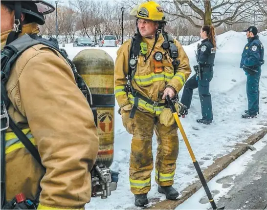  ?? PHOTO COURTOISIE FRANÇOIS HOUDE ?? Le pompier de Blainville Benoît Desjardins était très apprécié de ses collègues. On le voit ici, au centre de la photo, lors d’une interventi­on en janvier 2017. Au cours de cette même année, il a été blessé sérieuseme­nt en combattant un incendie.