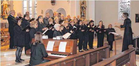  ?? SZ-FOTO: SOMM ?? Das feierliche Mariensing­en bildet den Abschluss der Projekte des Schelkling­er Kirchencho­rs anlässlich des 125-jährigen Bestehens.