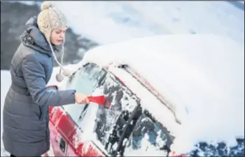  ??  ?? Osim strugalice za led, u autu je zimi uvijek dobro imati kablove za startanje, uže za vuču, jelensku krpicu ili maramice za odmagljiva­nje stakla, metlicu.