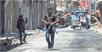  ?? AHMAD AL-RUBAYE, AFP/GETTY IMAGES ?? U.S.-supported Iraqi forces advance through the Old City of Mosul on Wednesday.