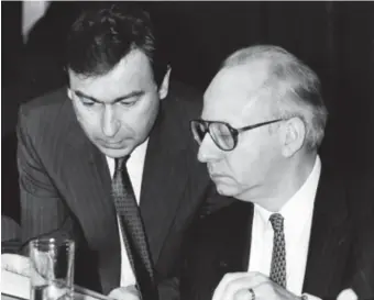  ?? © Nicolas Maeterlinc­k ?? PS-voorzitter Guy Spitaels (rechts, naast Guy Coëme) verdween in 1988 drie dagen tijdens de formatie van Martens VIII.