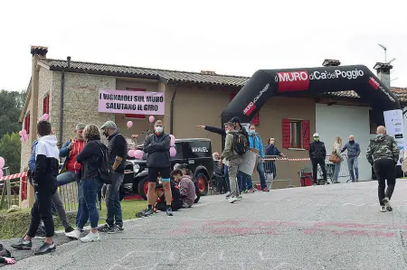  ?? (foto servizio Balanza) ?? Culmine
Sul punto più alto della tappa il «muro» di Ca’ del Poggio, si sono radunati diversi curiosi, qualcuno con vino e salame