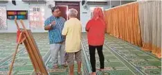  ??  ?? MASYARAKAT bukan Islam diberi penerangan berkenaan fungsi surau.