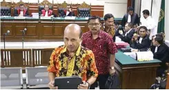  ?? JAWA POS RADAR NGANJUK ?? KEPERCAYAA­N: Suroto membongkar program mantan bupati Nganjuk yang terlibat dugaan korupsi di Pengadilan Tipikor Surabaya.