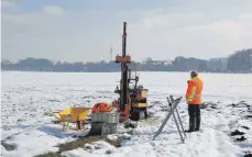  ??  ?? Eine Sonderraup­e rammt einen Stab mehrere Meter tief in den Boden.