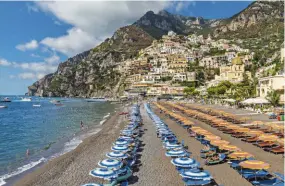  ?? ?? CACCIA AL LETTINO
Ombrelloni su una delle spiagge di Positano. Quest’anno si prevede ovunque il tutto esaurito.