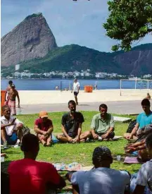  ??  ?? Sentados em esteiras, alunos acompanham as instruções de professora, voluntária do projeto Yoga de Rua, no Rio