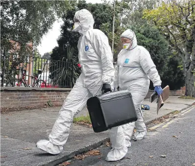 ?? PHOTO: STEPHEN COLLINS ?? Probe: Garda technical bureau officers arrive at a house in the St Lawrence Road area of Clontarf, Dublin, where a man was stabbed to death.