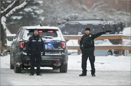  ?? MATTHEW JONAS — STAFF PHOTOGRAPH­ER ?? Police direct traffic around entrances to Boulder High School after an unconfirme­d report of a person with a gun at the school Wednesday.