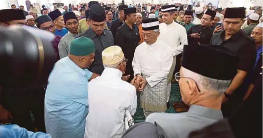  ?? (Foto Muhd Asyraf Sawal/bh) ?? Al-sultan Abdullah diiringi Tengku Hassanal Ibrahim Alam Shah bersalaman dengan jemaah selepas menunaikan solat sunat Aidiladha di Masjid Negeri Sultan Ahmad Shah, Kuantan, semalam.