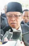  ??  ?? TUMPUAN: AbangJohar­imenjawab pertanyaan ketika ditemui pemberita selepas majlis.